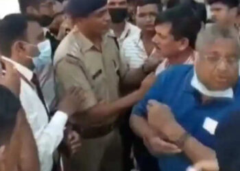 Ahmedabad: Scuffle between passengers and airport officials over delay in Spicejet flight